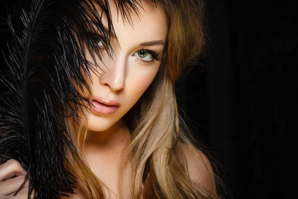 Idealna Koncepcja Piękna Uroku Portret Pięknej Modelki Trzymającej Czarne Pióro — Zdjęcie stockowe