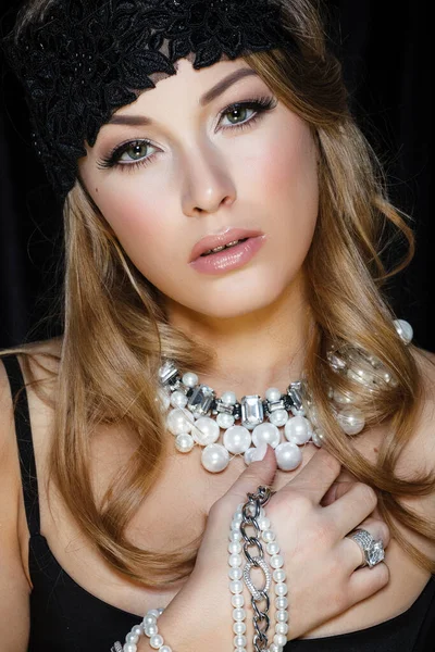 Idealna Koncepcja Piękna Biżuterii Portret Pięknej Modelki Noszącej Obrączkę Naszyjnik — Zdjęcie stockowe