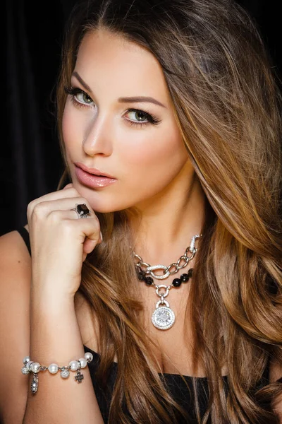 Perfecto Concepto Belleza Joyería Retrato Hermosa Modelo Femenina Con Anillo — Foto de Stock