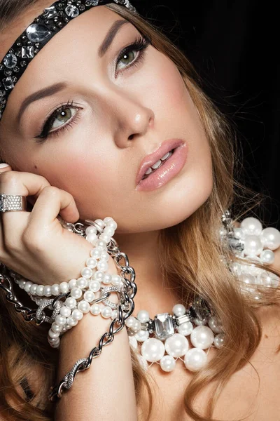 Dokonalý Koncept Krásy Šperků Portrét Krásné Modelky Prstenem Náhrdelníkem Náramkem — Stock fotografie