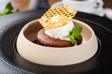 Çikolatalı şeker. Koyu çikolata, ahududu sosu, vanilyalı dondurma tatlısı. Modern gurme yemek restoranında öğle yemeği olarak sunulan lezzetli, sağlıklı geleneksel yemekler..