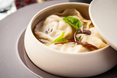 Siyah Angus bifteği, el yapımı börek. Biberli, sarımsaklı tereyağlı ve ekşi kremalı salatalık. Modern gurme yemek restoranında öğle yemeği olarak sunulan lezzetli, sağlıklı geleneksel yemekler..
