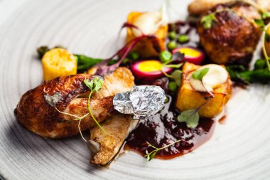 Tavuk fileto, Kudüs enginar püresi, çiğ sosu, patates, bıldırcın yumurtası. Modern gurme yemek restoranında öğle yemeği olarak sunulan lezzetli, sağlıklı geleneksel yemekler..