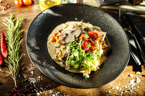 Macarrão Tagliatelle Carne Preta Angus Com Trufas Pretas Frescas Parmegano — Fotografia de Stock