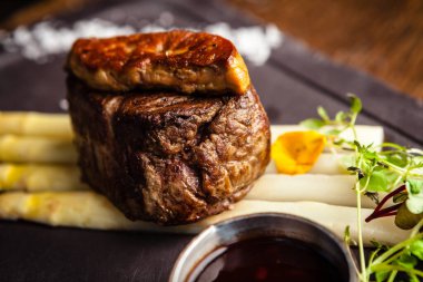 Tournedos Rossini. Foie gras, Black Angus sığır filetosu, beyaz kuşkonmaz, kırmızı şarap sosu. Modern gurme yemek restoranında öğle yemeği olarak sunulan lezzetli, sağlıklı geleneksel yemekler..