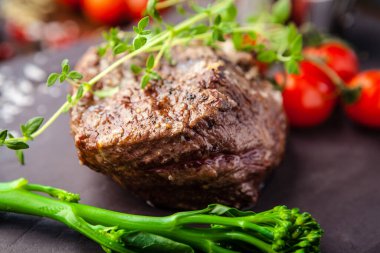 Estonya sığır filetosu bifteği. Modern gurme yemek restoranında öğle yemeği olarak sunulan lezzetli, sağlıklı geleneksel yemekler..