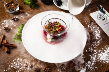 Ahududu-fıstık cenneti adası. Fıstık kreması, ahududu panna cotta, badem fıstığı. Modern gurme yemek restoranında öğle yemeği olarak sunulan lezzetli, sağlıklı geleneksel yemekler..