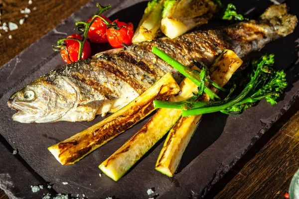 彩虹鳟鱼烤着 白葡萄酒酱汁 在现代美食餐厅里 美味健康的传统食物特写为午餐提供了服务 — 图库照片