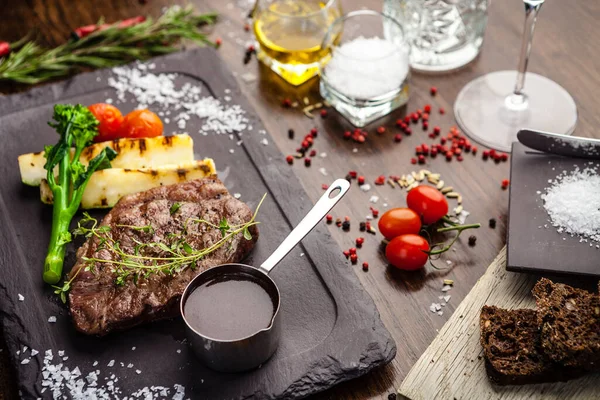 黑安格斯纽约牛排。来自乌拉圭的大理石牛肉沙林。在现代美食餐厅里，美味健康的传统食物特写为午餐提供了服务 — 图库照片
