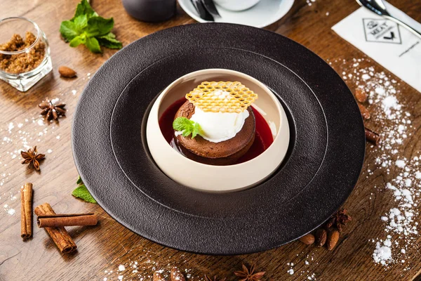 Choklad förkärlek. Mörk choklad, hallonsås, vaniljglass dessert. Läckra hälsosam traditionell mat närbild serveras till lunch i moderna gourmet köket restaurang — Stockfoto