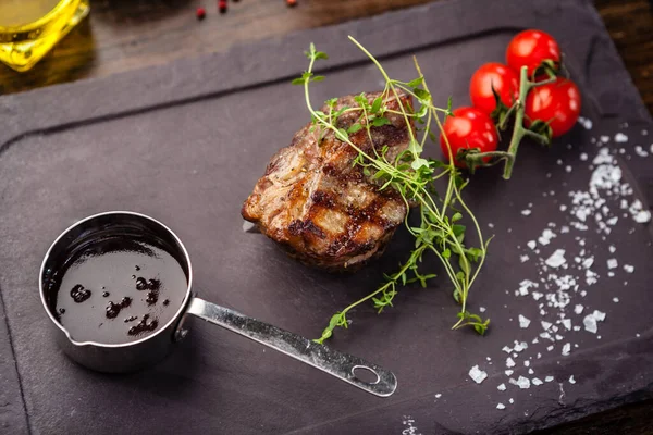 Kiraz domatesli kuzu biftek ve şarap sosu. Modern gurme yemek restoranında öğle yemeği olarak sunulan lezzetli, sağlıklı geleneksel yemekler. — Stok fotoğraf
