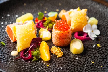 Tuzlu İskoç somonu ve alabalık yumurtası. Salatalık salatalığı ve soğan, Wonton cipsi. Lezzetli sağlıklı İtalyan geleneksel yemekleri modern gurme mutfağında öğle yemeği için servis edilir.