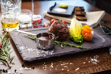 Siyah Angus Chateaubriant bifteği. Brezilya 'dan fileto. Modern gurme yemek restoranında öğle yemeği olarak sunulan lezzetli, sağlıklı geleneksel yemekler.