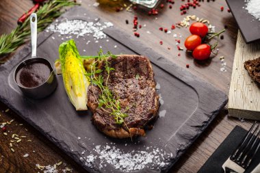 Siyah Angus Entrecote bifteği. Uruguay 'dan mermer biftek. Modern gurme yemek restoranında öğle yemeği olarak sunulan lezzetli, sağlıklı geleneksel yemekler.