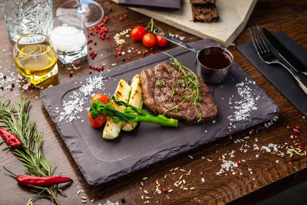 Black Angus New York steak. Marbled beef sirloin from Uruguay. Delicious healthy traditional food closeup served for lunch in modern gourmet cuisine restaurant — Stock Photo, Image