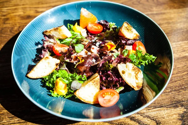 Warm chicken liver salad with port wine-honey sauce. Carrot cream, bacon, cherry tomatoes, brioche. Delicious healthy traditional food closeup served for lunch in modern gourmet cuisine restaurant — Stock Photo, Image