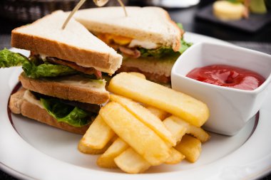 Sandviç kızarmış yumurta, pastırma ve marul ile