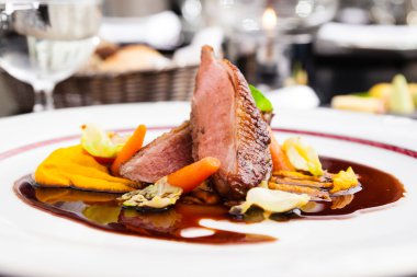 Kızarmış ördek fileto