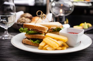 Sandviç kızarmış yumurta, pastırma ve marul ile