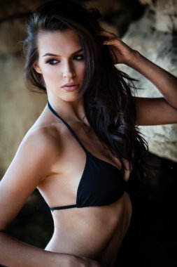 bir plajda bikini