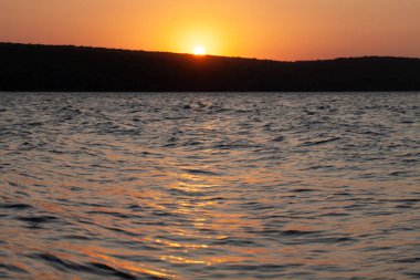 Peyzaj arka planı. Günbatımı gökyüzü, göl ve orman. Gün doğumu