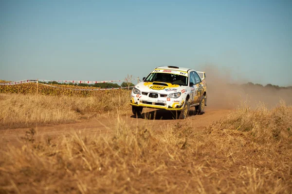 Subaru Rali Carro Pulando Movimento Com Nuvens Poeira Durante Campeonato — Fotografia de Stock