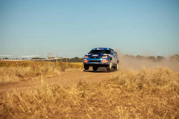 Subaru Rali Carro Pulando Movimento Com Nuvens Poeira Durante Campeonato — Fotografia de Stock