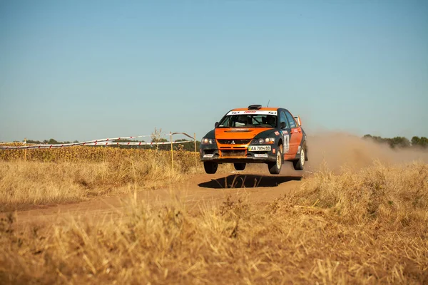 Mitsubishi Lancer Evolução Pulando Movimento Com Nuvens Poeira Durante Campeonato — Fotografia de Stock