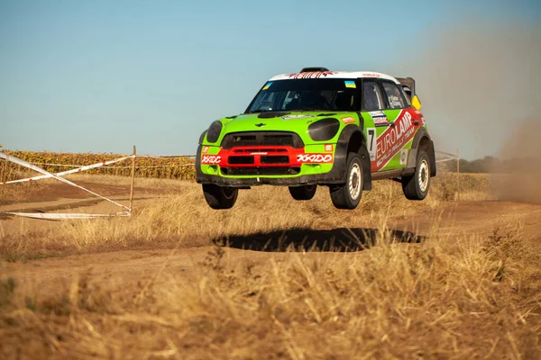 Mini Cooper Rali Carro Pulando Movimento Com Nuvens Poeira Durante — Fotografia de Stock