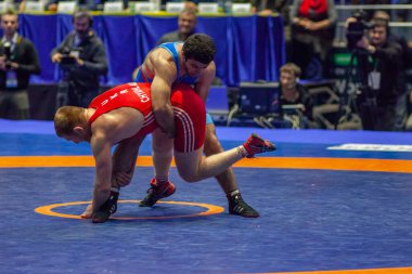 Giya Chikhladze (UKR) ile Suren Khachatryan (ARM) arasındaki Dünya Güreş Kulübü Kupası maçı, 1 Aralık 2016, Kharkov, Ukrayna