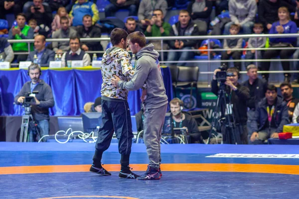 Arménie Ukrajinští Členové Klubu Vyměňují Dárky Během Mistrovství Světa Wrestlingu — Stock fotografie