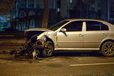 Çarpışmadan sonra kaza yapan araba kazaları ve hasarlı otomobiller. Ukrayna, Harkiv, 28.11.2020
