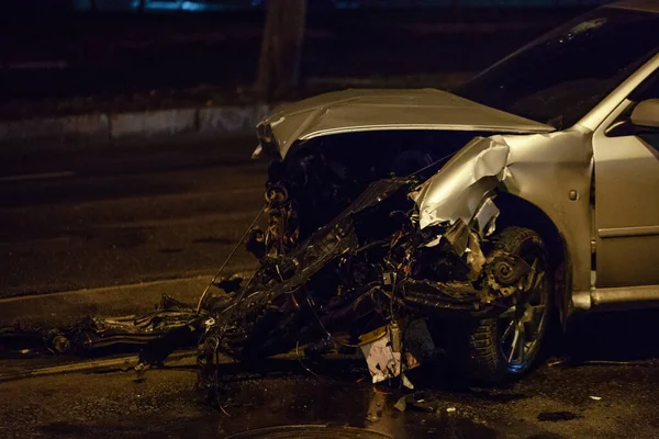 Wypadek Samochodowy Ulicy Wrakiem Uszkodzonymi Samochodami Zderzeniu Ukraina Charków 2020 — Zdjęcie stockowe