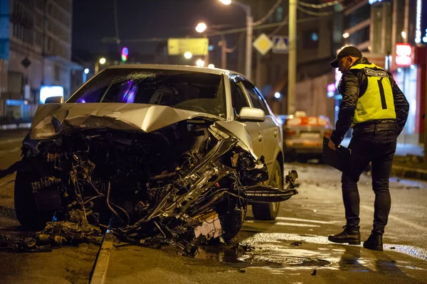 Wypadek Samochodowy Ulicy Wrakiem Uszkodzonymi Samochodami Zderzeniu Ukraina Charków 2020 — Zdjęcie stockowe