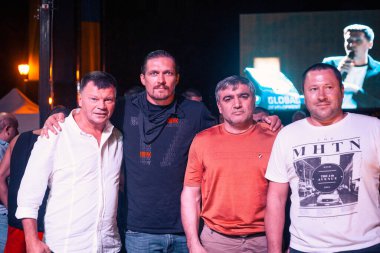 Dünya boks şampiyonu ALEXANDER USYK Ukrayna boks takımı teknik direktörü Leonid Loivsky ile Ukrayna - Ermenistan milli takımları arasındaki boks maçı sırasında Kharkov şehrinin onuruna düzenlendi. Shevchenko Parkı, Harkov, Ukrayna, 23.08.2020