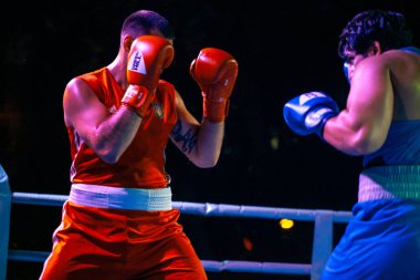 Sergey Gorskov, Narek Manasyan 'a karşı Ukrayna - Ermenistan milli takımları arasındaki boks maçında Kharkov Günü onuruna mücadele etti. Shevchenko Parkı, Harkov, Ukrayna, 23.08.2020