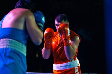 Sergey Gorskov, Narek Manasyan 'a karşı Ukrayna - Ermenistan milli takımları arasındaki boks maçında Kharkov Günü onuruna mücadele etti. Shevchenko Parkı, Harkov, Ukrayna, 23.08.2020