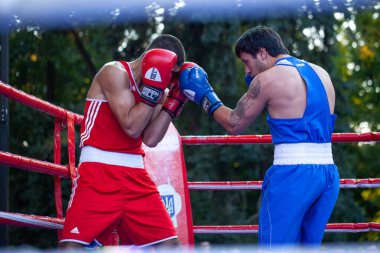 Chulyacheev Oleg, Zhorzhik Marutyan 'a karşı ulusal takımlar Ukrayna - Ermenistan arasındaki boks maçında Kharkov Günü onuruna oynanan maçta. Shevchenko Parkı, Harkov, Ukrayna, 23.08.2020