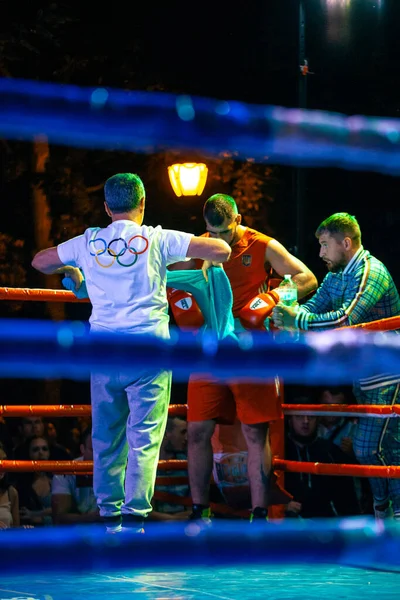 在乌克兰 亚美尼亚国家队之间的拳击比赛中 Sergey Gorskov对Narek Manasyan 以纪念哈尔科夫市 Shevchenko Park Kharkov Ukraine — 图库照片