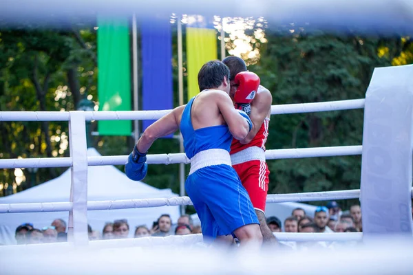 在乌克兰 亚美尼亚国家队为纪念哈尔科夫市而举行的拳击比赛中 Chulyacheev Oleg对Zhorzhik Marutyan Shevchenko Park Kharkov Ukraine 2020 — 图库照片