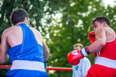 Yaroslav Khartsyz, Benik Nikoghosyan 'a karşı Ukrayna - Ermenistan milli takımları arasındaki boks maçında Kharkov Günü onuruna oynanacak. Shevchenko Parkı, Harkov, Ukrayna, 23.08.2020