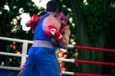 Stepan Oganisyan, Ukrayna - Ermenistan milli takımları arasında oynanan Boks karşılaşmasında Gurgen Madoyan 'a karşı. Shevchenko Parkı, Harkov, Ukrayna, 23.08.2020