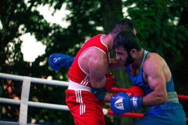 Stepan Oganisyan, Ukrayna - Ermenistan milli takımları arasında oynanan Boks karşılaşmasında Gurgen Madoyan 'a karşı. Shevchenko Parkı, Harkov, Ukrayna, 23.08.2020