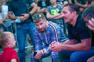 Dünya boks şampiyonu ALEXANDER USYK, ulusal takımlar Ukrayna - Ermenistan arasındaki boks karşılaşmasında Kharkov Günü onuruna çocukla konuşuyor. Shevchenko Parkı, Harkov, Ukrayna, 23.08.2020