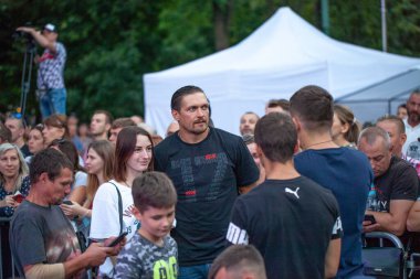 Dünya boks şampiyonu ALEXANDER USYK Ukrayna - Ermenistan milli takımları arasındaki boks maçı sırasında Harkov şehrinin onuruna düzenlendi. Shevchenko Parkı, Harkov, Ukrayna, 23.08.2020