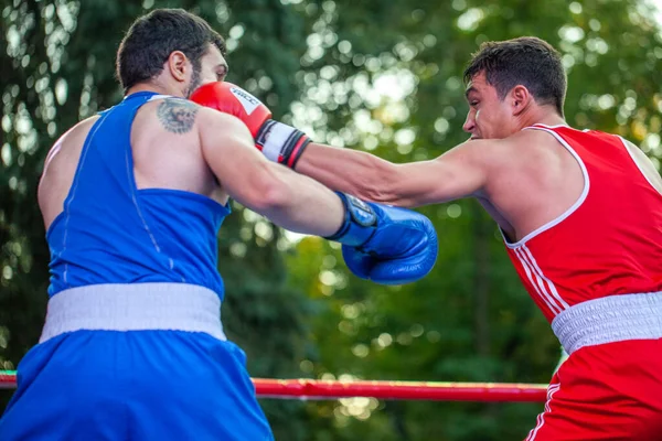 Yaroslav Khartsyz Contre Benik Nikoghosyan Lors Match Boxe Entre Les — Photo