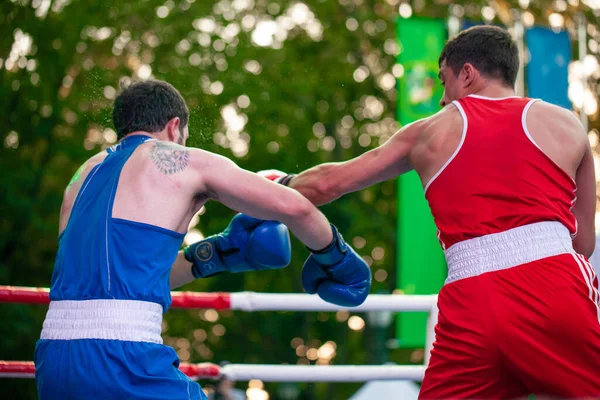 Yaroslav Khartsyz Contra Benik Nikoghosyan Durante Partido Boxeo Entre Las — Foto de Stock