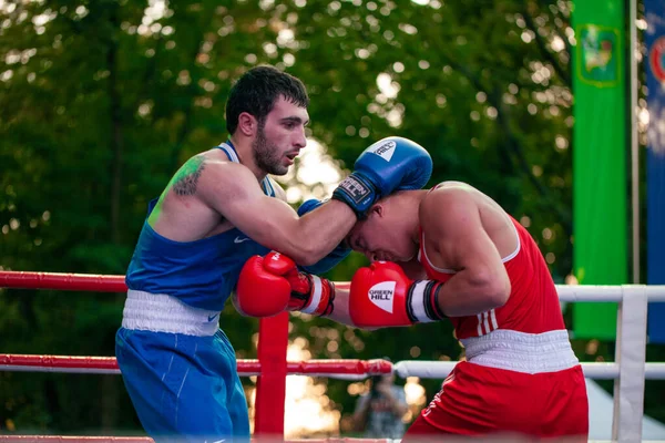 Yaroslav Khartsyz Contra Benik Nikoghosyan Durante Partido Boxeo Entre Las — Foto de Stock