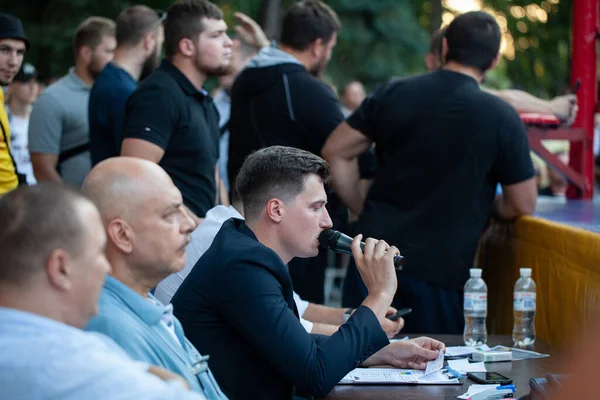 Domare Titta Kampen Yaroslav Khartsyz Kontra Benik Nikoghosyan Boxning Match — Stockfoto