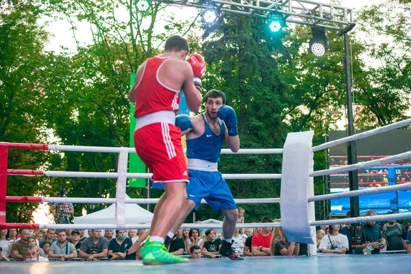 在乌克兰 亚美尼亚争夺哈尔科夫市的拳击比赛中 Yaroslav Khartsyz对Benik Nikoghosyan Shevchenko Park Kharkov Ukraine 2020 — 图库照片